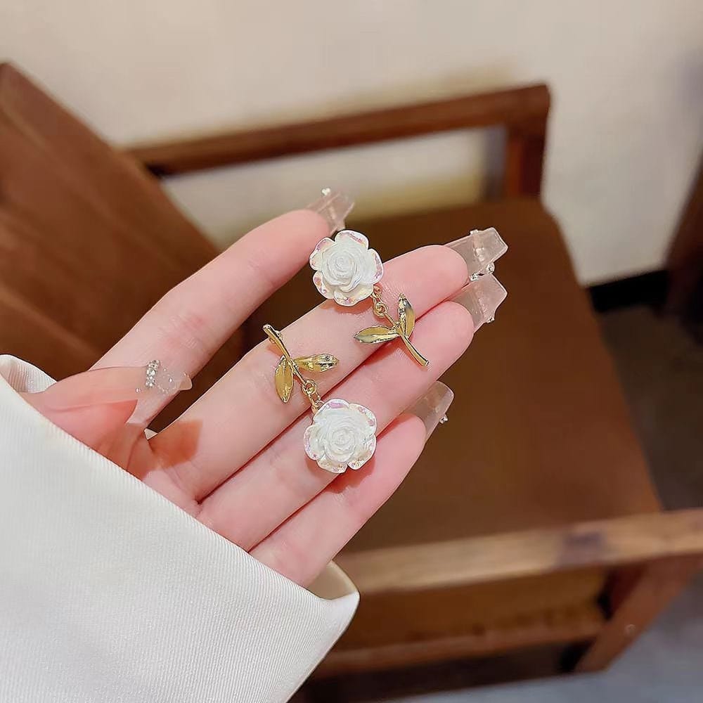 Chic Resin White Flower Dangle Earrings - ArtGalleryZen